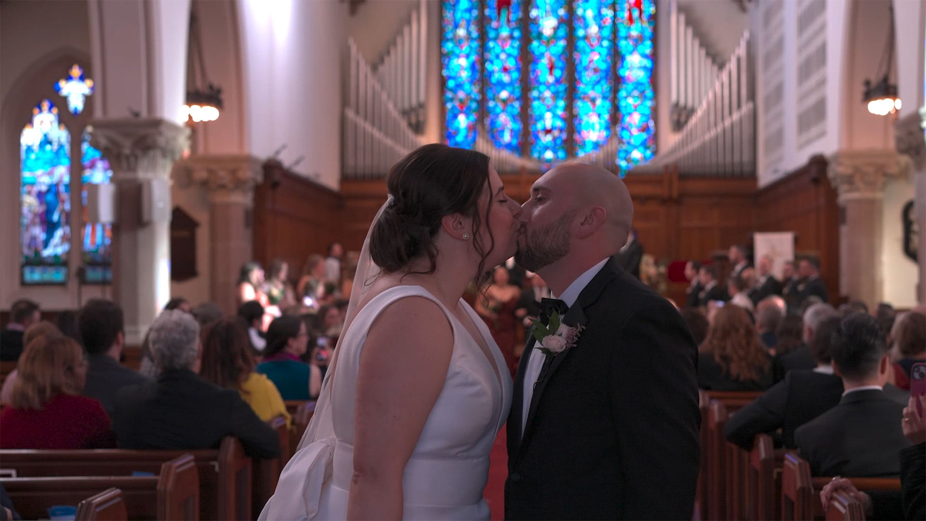 Bride Groom Kiss 00